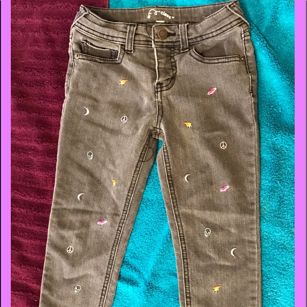 Girls size 5 embroidered trendy skinny jeans